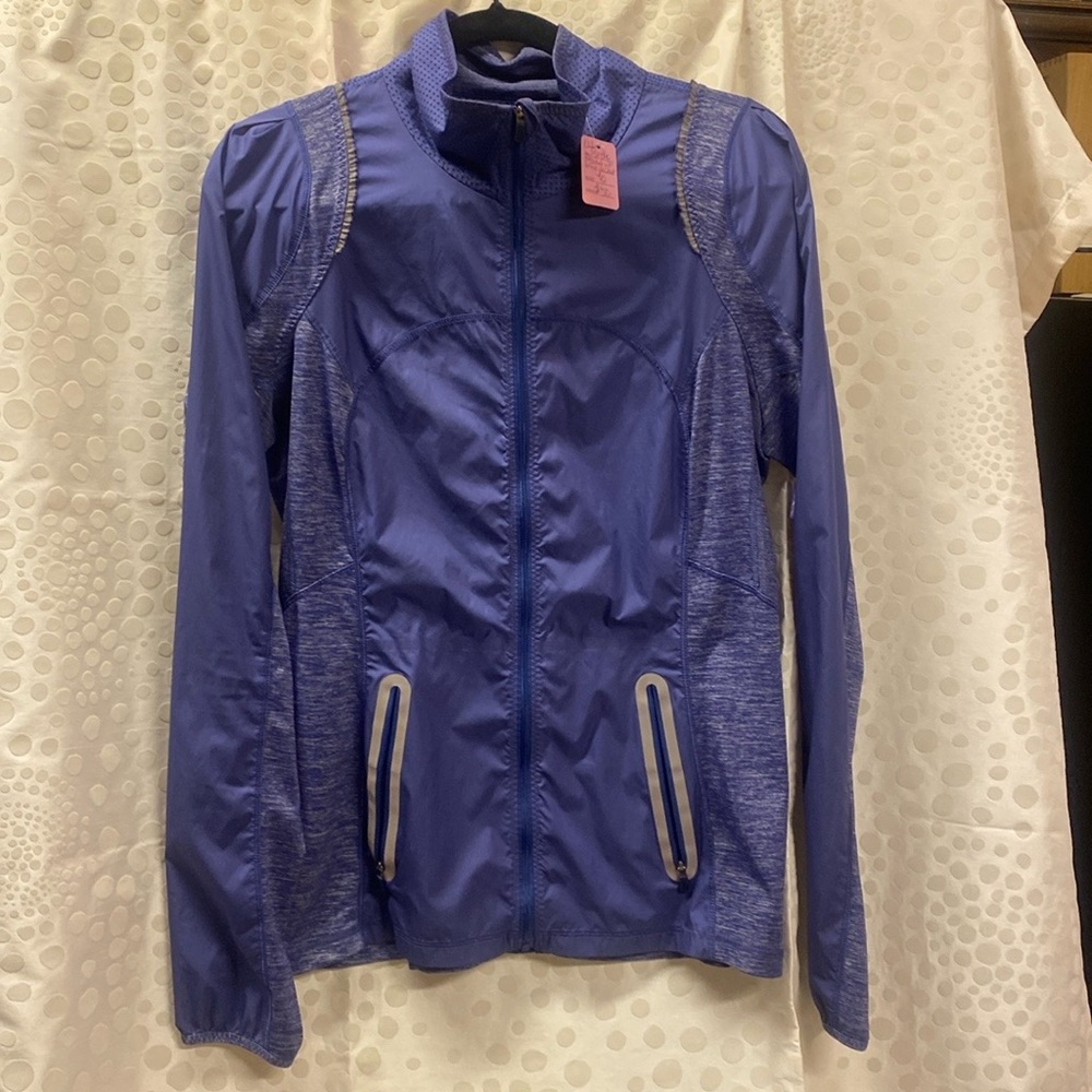 Lululemon Run: Featherweight Hybrid Jacket
Royalty- size 10